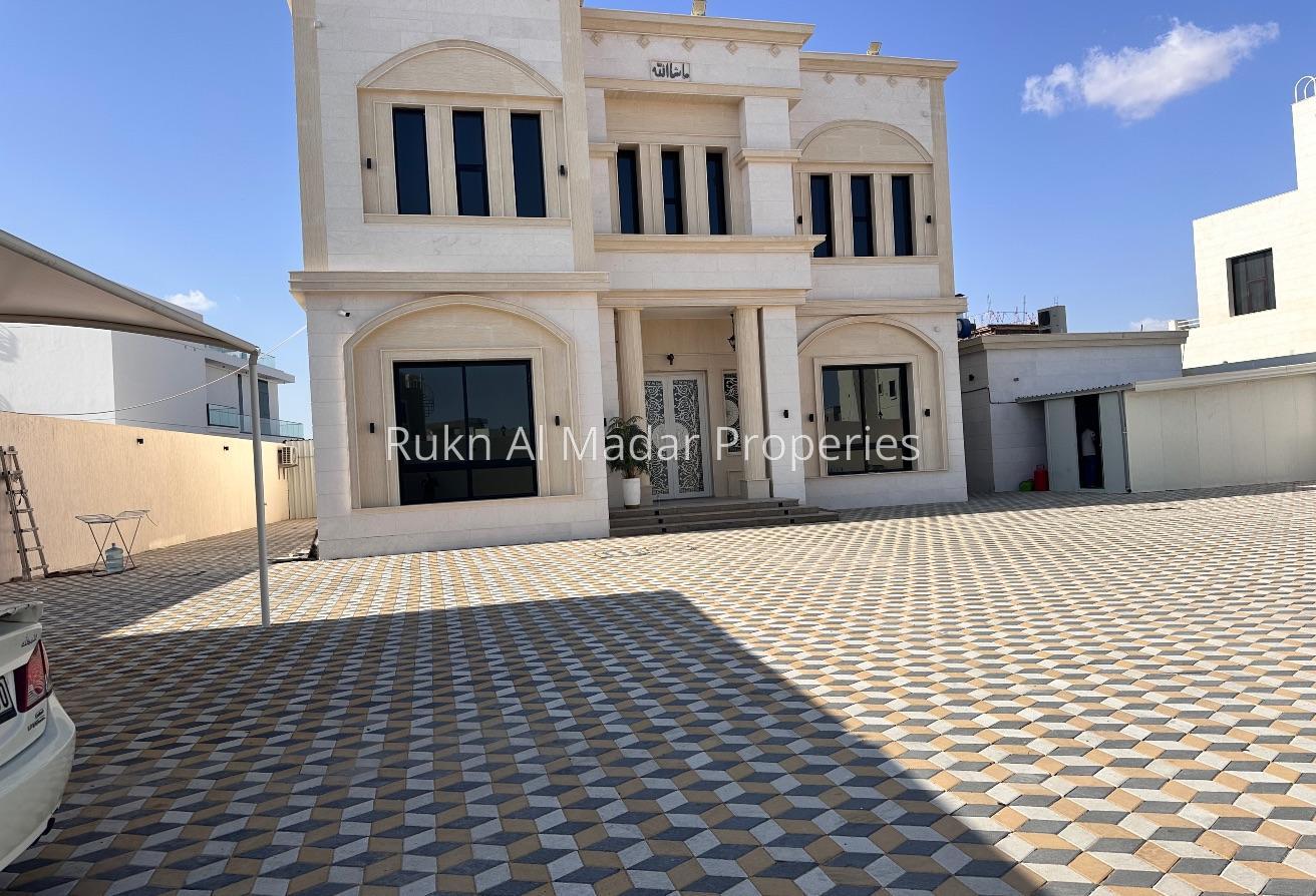 Classic Villa With Huge Hall and Service Block photo 6
