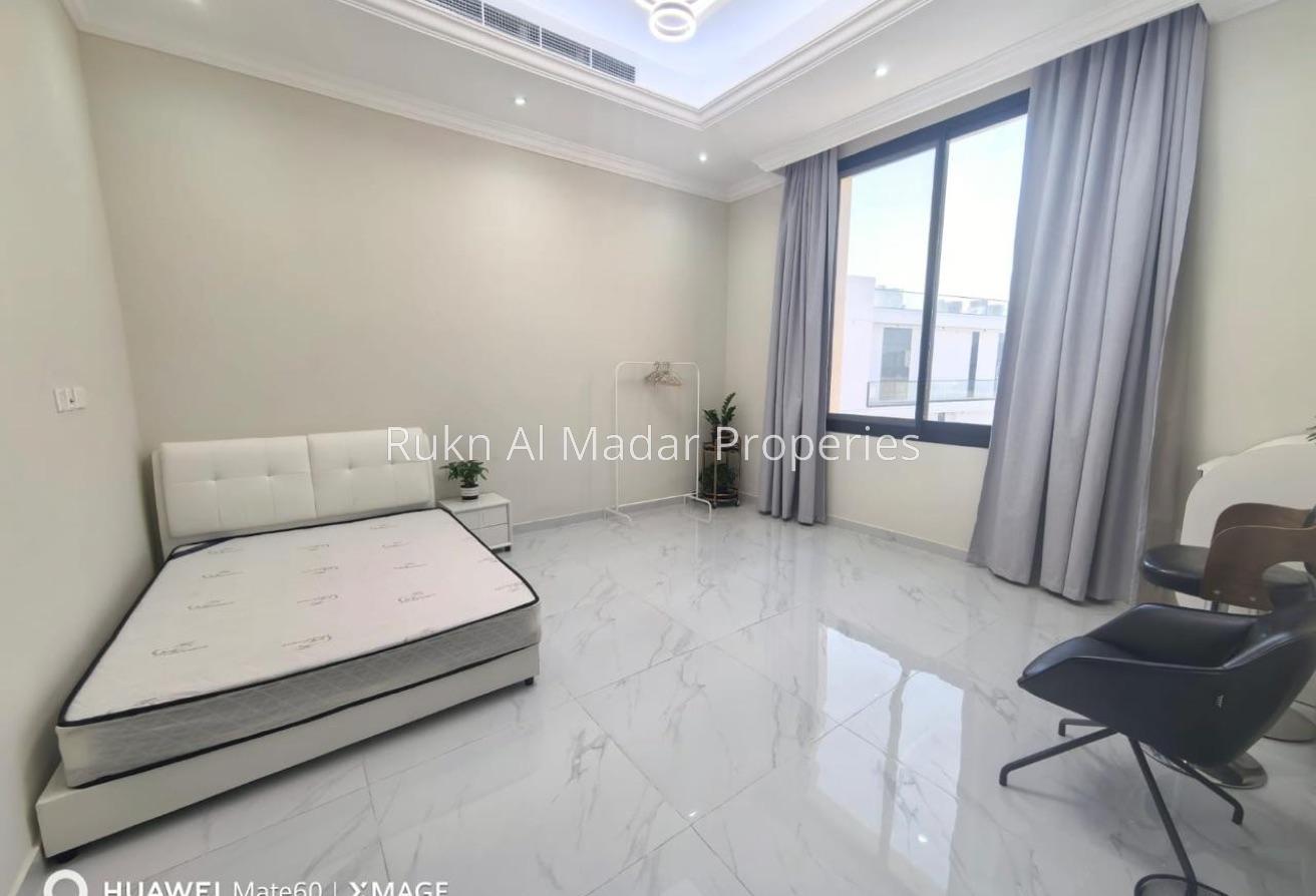 Classic Villa With Huge Hall and Service Block photo 7