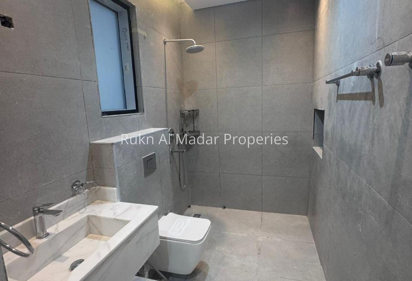Classic Villa With Huge Hall and Service Block photo 12