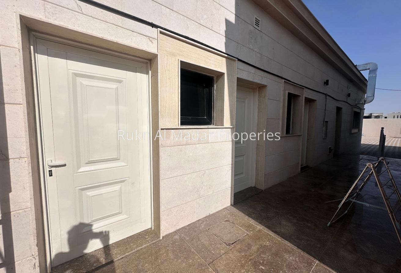 Classic Villa With Huge Hall and Service Block photo 5