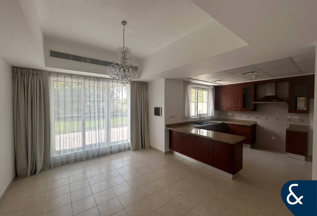 4 Beds + Maids I Close to Community Pool photo 5