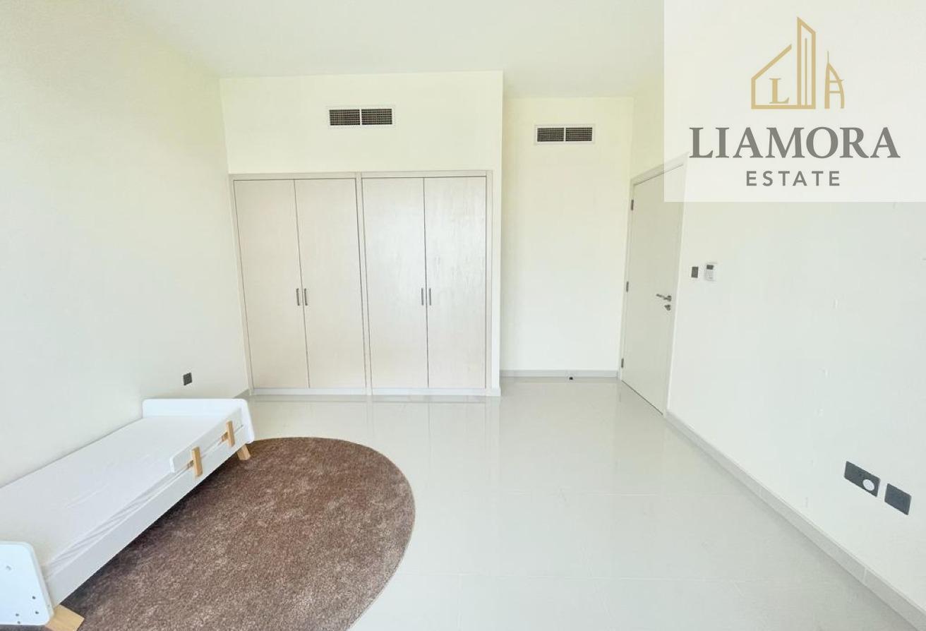 V3 I READY TO MOVE I SPACIOUS LAYOUT I CALL US NOW photo 24