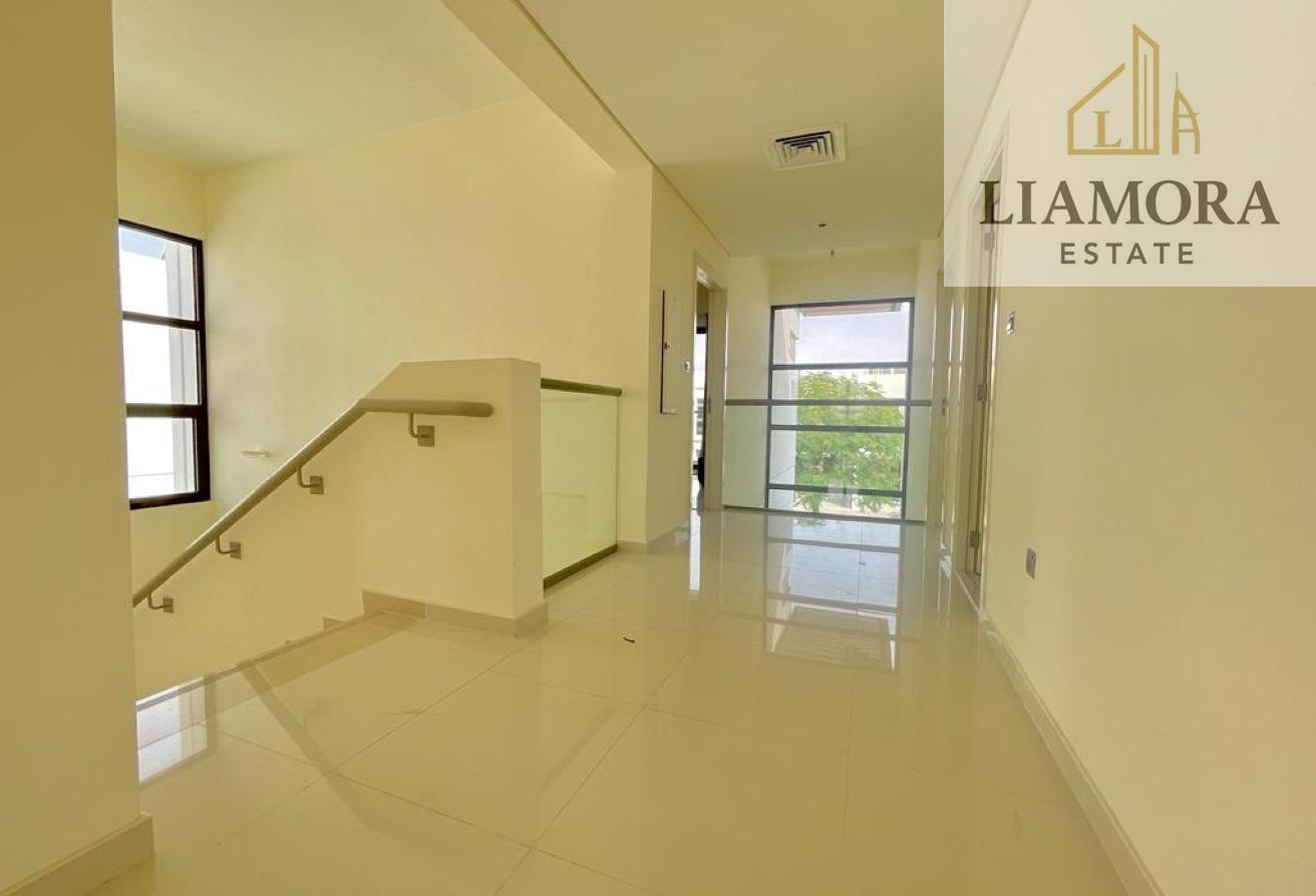 V3 I READY TO MOVE I SPACIOUS LAYOUT I CALL US NOW photo 17