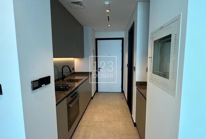 Large Studio | Available Now | Prime Location photo 3