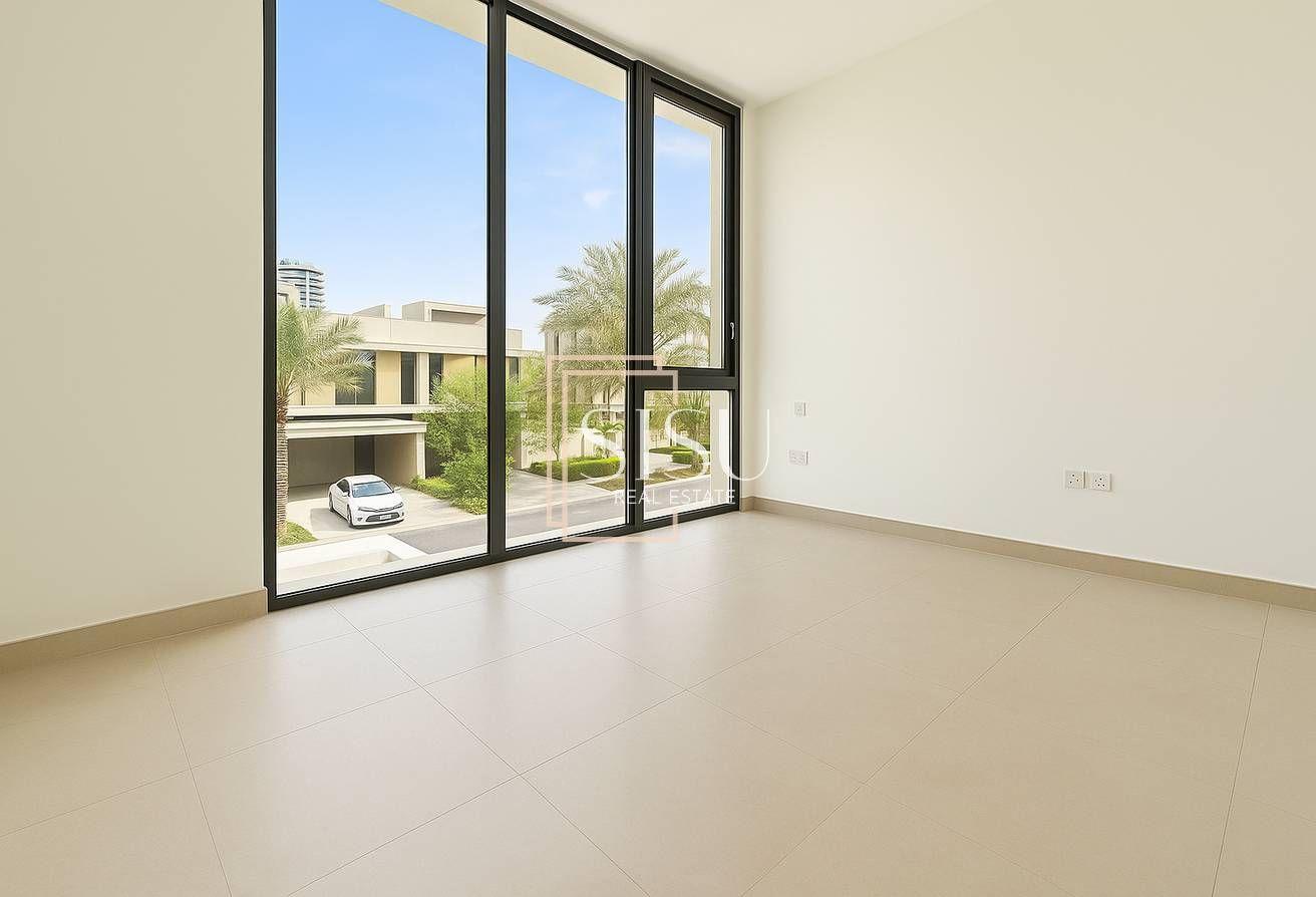 Single Row | Close to Entrance | Community Expert photo 6