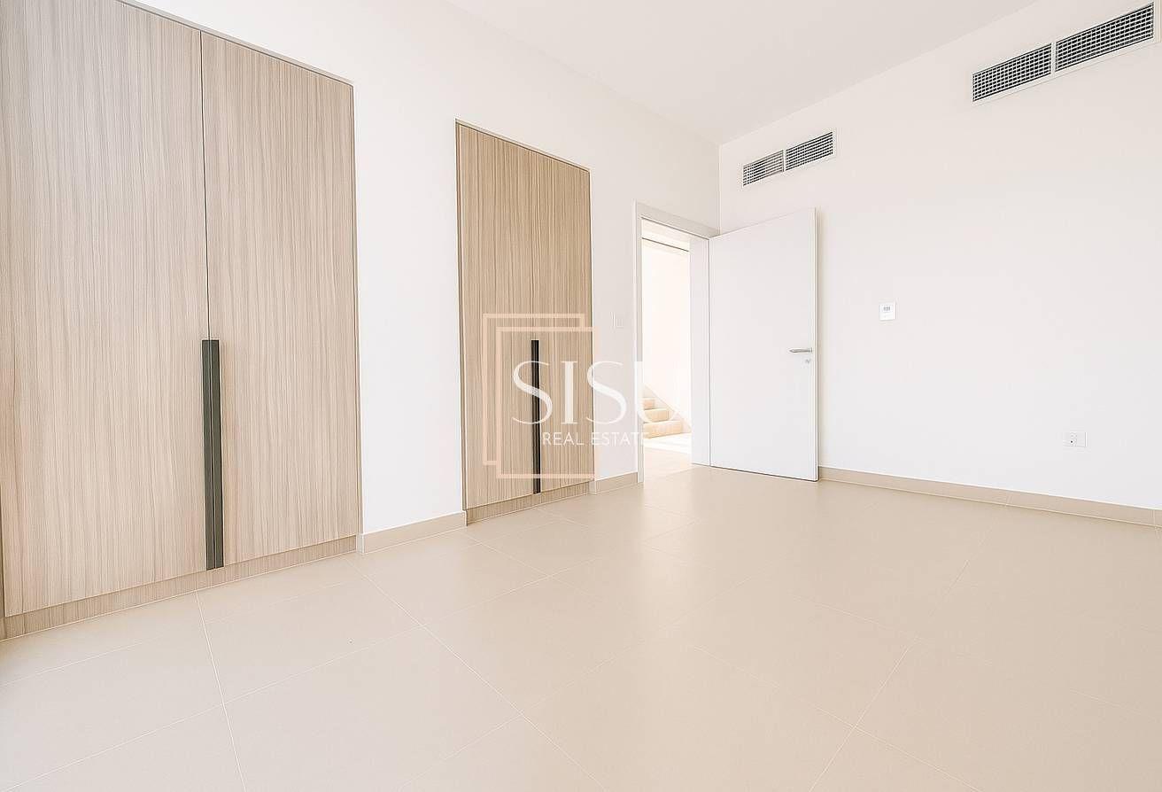 Single Row | Close to Entrance | Community Expert photo 8