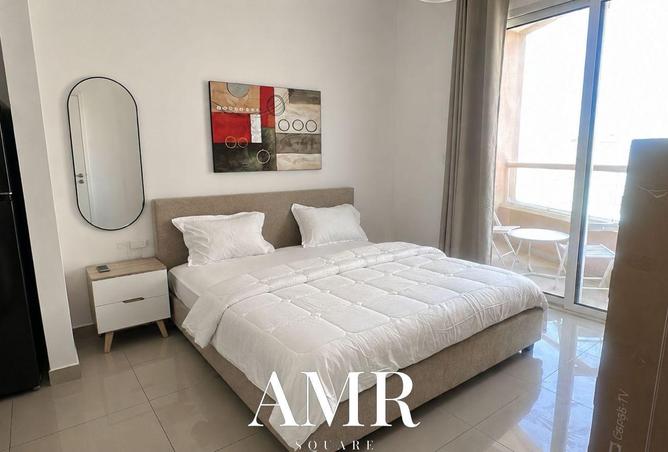 Fully furnished | Pool and Lake View | Upgraded