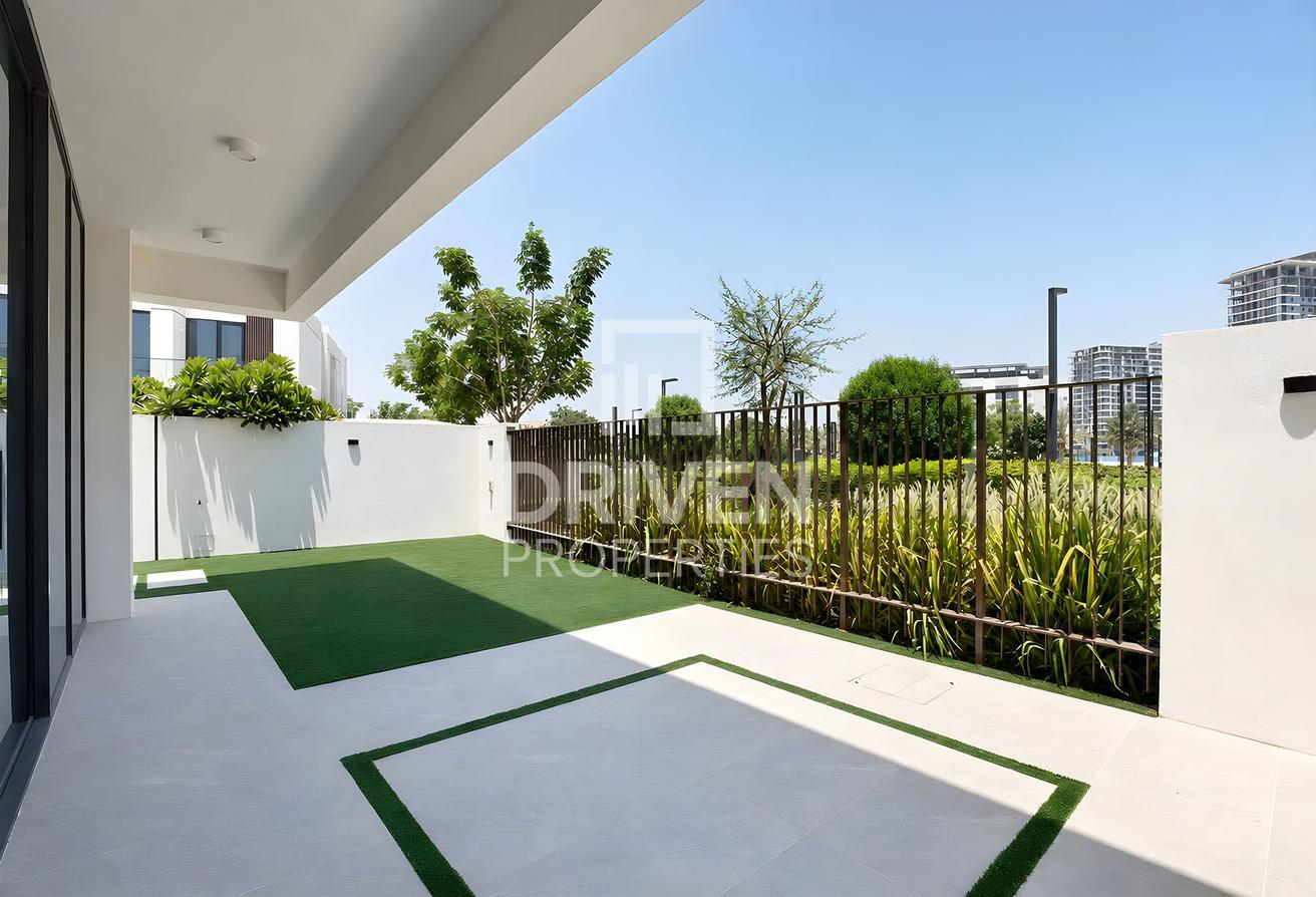 The Only Corner Unit with Lagoon and Burj Views photo 9