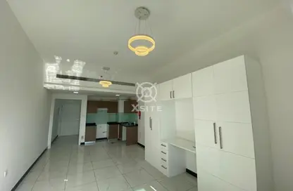 شقة - 1 حمام للايجار في كريستال مساكن - منطقة 11 - قرية جميرا الدائرية - دبي