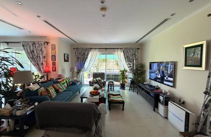 Villa - 4 Bedrooms - 5 Bathrooms for rent in District 8 - Jumeirah Park - Dubai