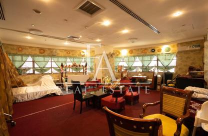 Shop - Studio - 2 Bathrooms for rent in Baniyas Square - Deira - Dubai