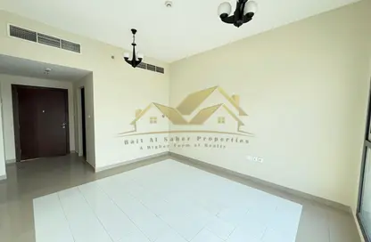 شقة - غرفة نوم - 2 حمامات للايجار في الرفاعة - بر دبي - دبي