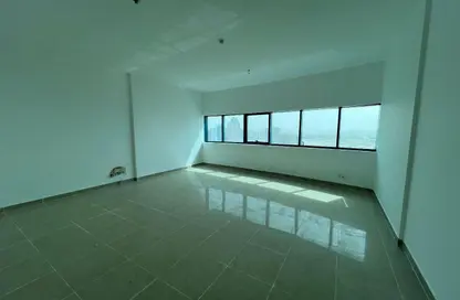 شقة - 2 غرف نوم - 4 حمامات للايجار في الممزر بلازا - شارع التعاون - التعاون - الشارقة