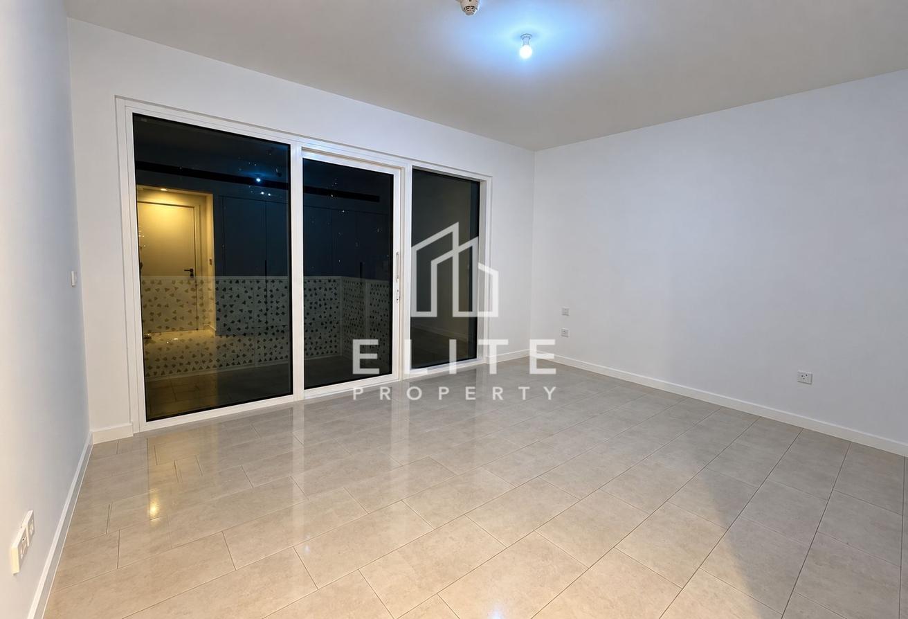 BEACH ACCESS | VACANT | MID-FLOOR photo 3