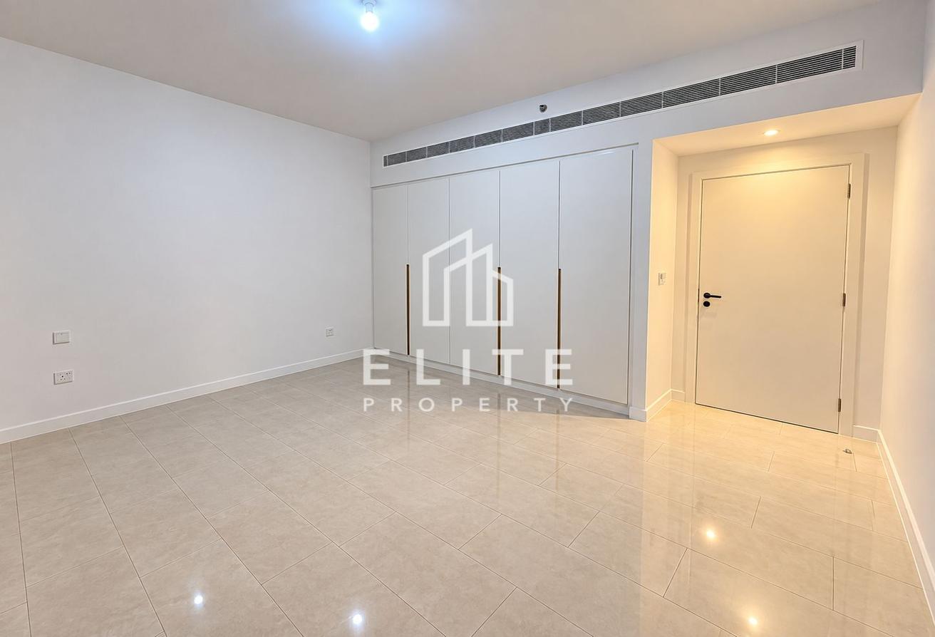 BEACH ACCESS | VACANT | MID-FLOOR photo 5