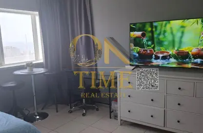 Apartment - 1 Bathroom for rent in Corniche Tower - Ajman Corniche Road - Ajman
