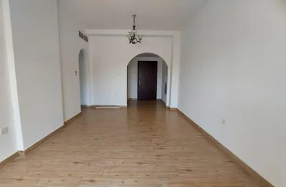 شقة - غرفة نوم - 2 حمامات للايجار في الثاني مويلح - تجارية مويلح - الشارقة