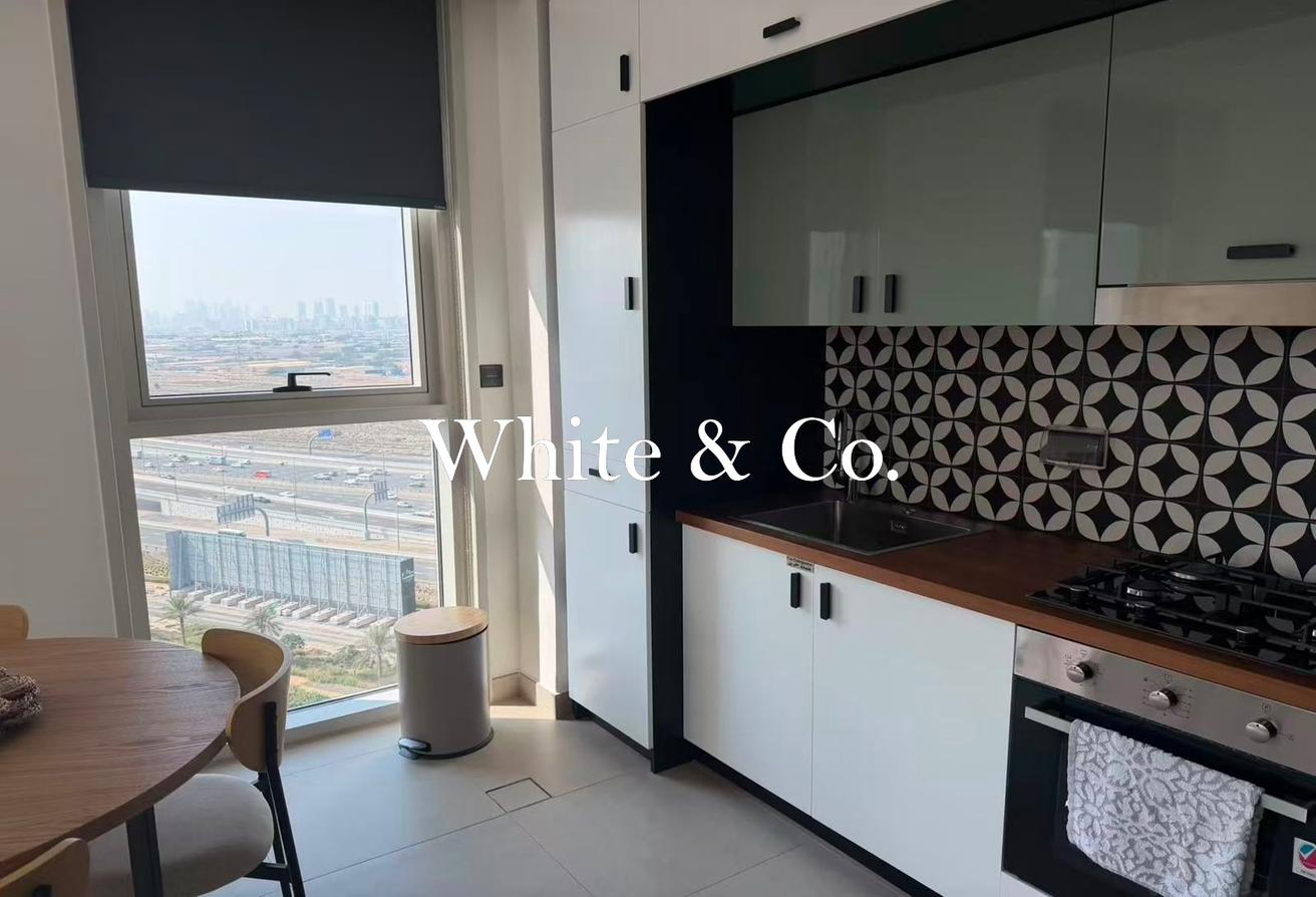 Vacant | Corner Two bedroom | Furnished photo 5