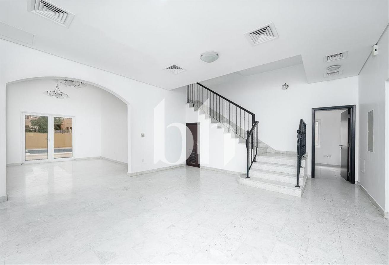 5BR Villa | Private Garden | Unfurnished | Vacant photo 5