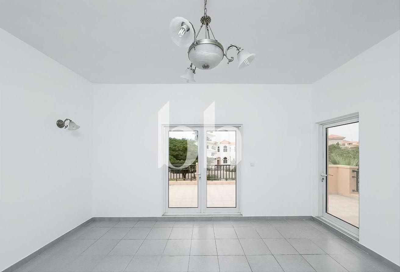 5BR Villa | Private Garden | Unfurnished | Vacant photo 8