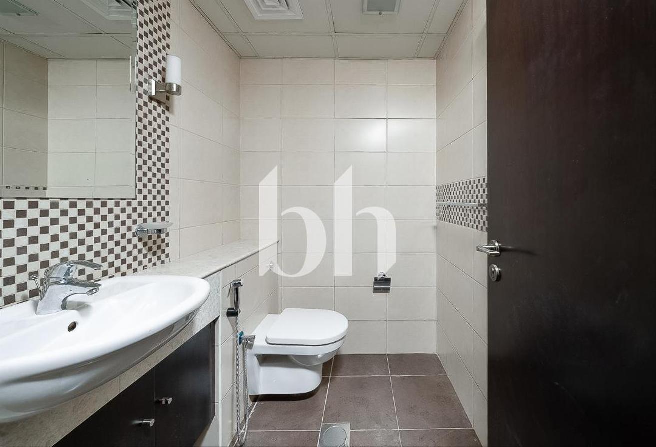 5BR Villa | Private Garden | Unfurnished | Vacant photo 18