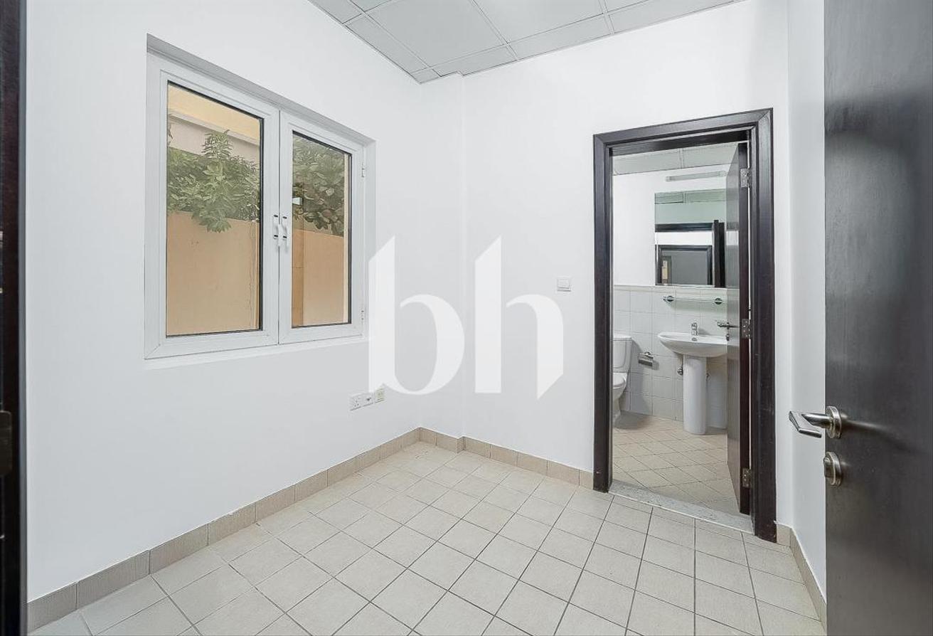 5BR Villa | Private Garden | Unfurnished | Vacant photo 16