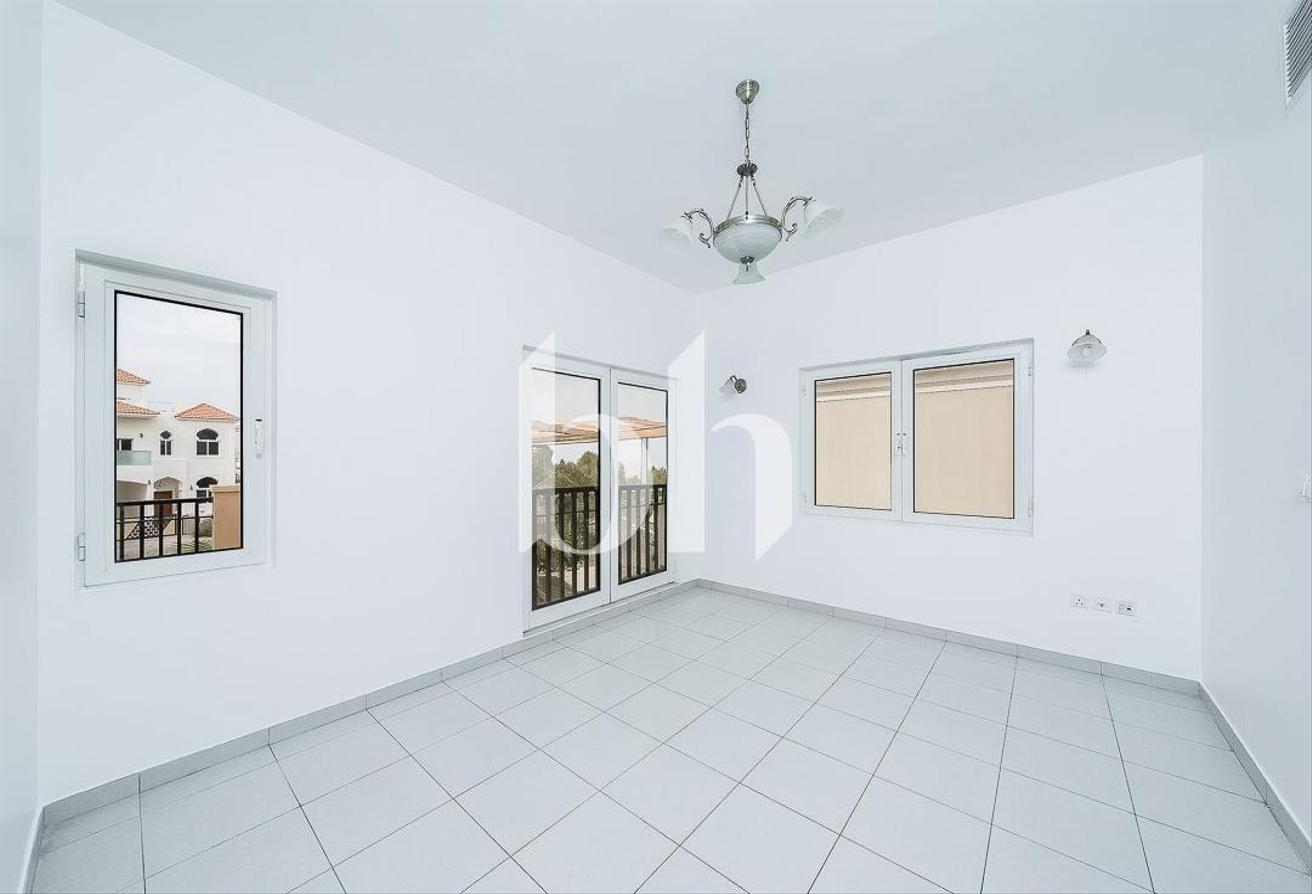 5BR Villa | Private Garden | Unfurnished | Vacant photo 9