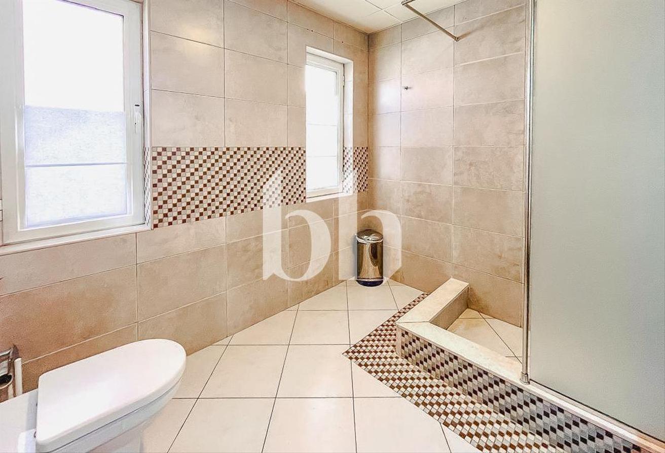 5BR Villa | Private Garden | Unfurnished | Vacant photo 21