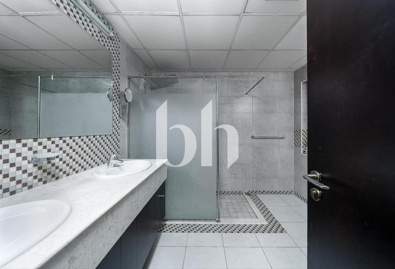 5BR Villa | Private Garden | Unfurnished | Vacant photo 17