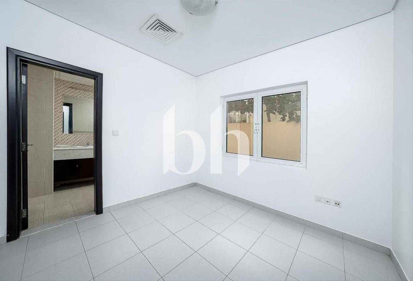 5BR Villa | Private Garden | Unfurnished | Vacant photo 14