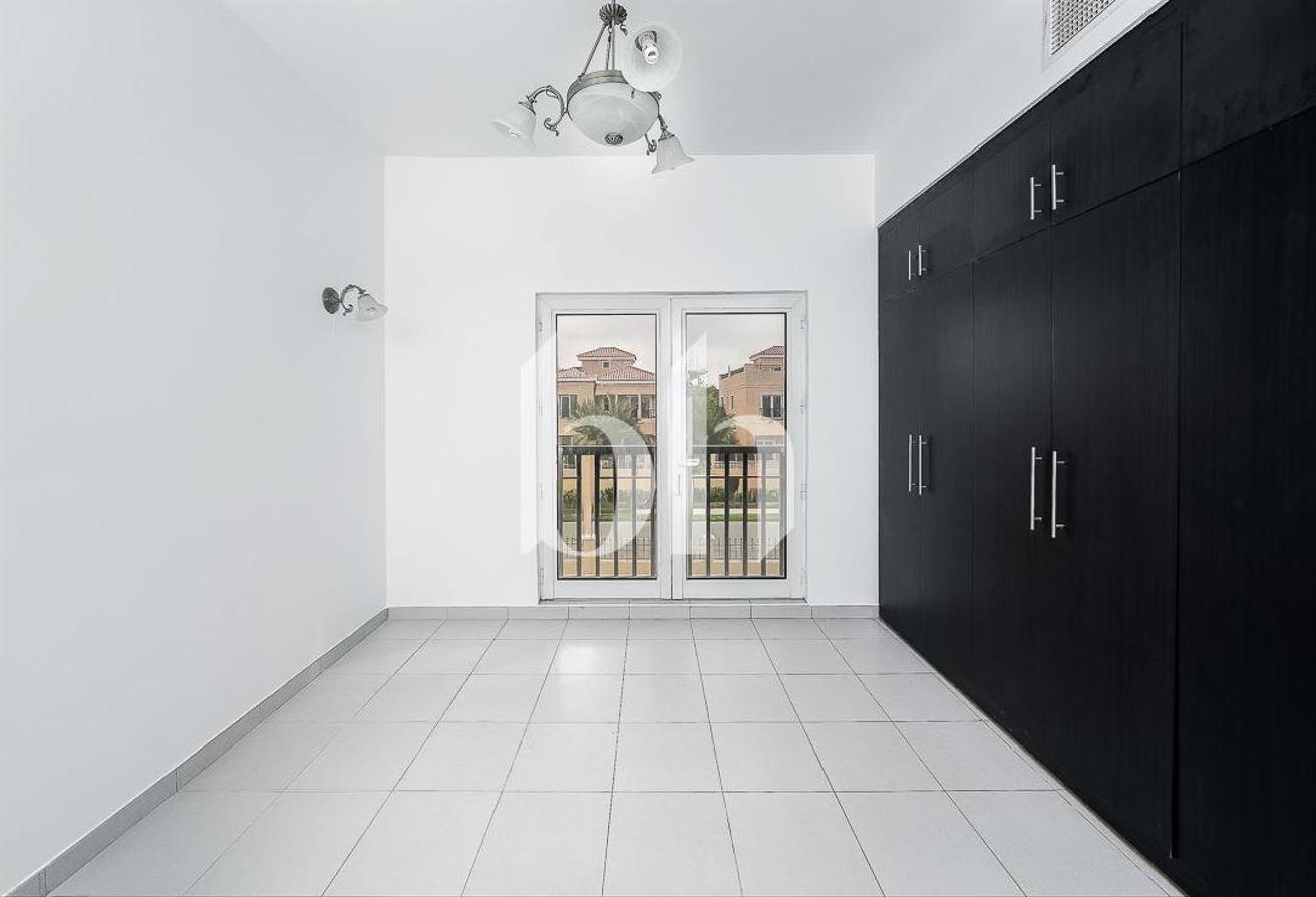 5BR Villa | Private Garden | Unfurnished | Vacant photo 7