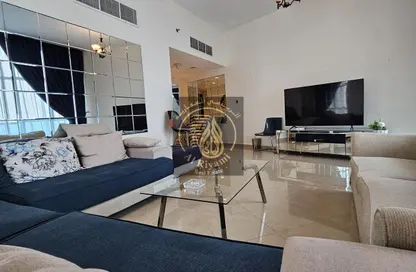 شقة - 2 غرف نوم - 3 حمامات للايجار في مساكن كورنيش عجمان - طريق كورنيش عجمان - عجمان