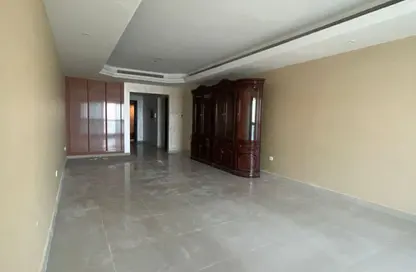 شقة - 2 غرف نوم - 4 حمامات للبيع في برج الكورنيش - طريق كورنيش عجمان - عجمان