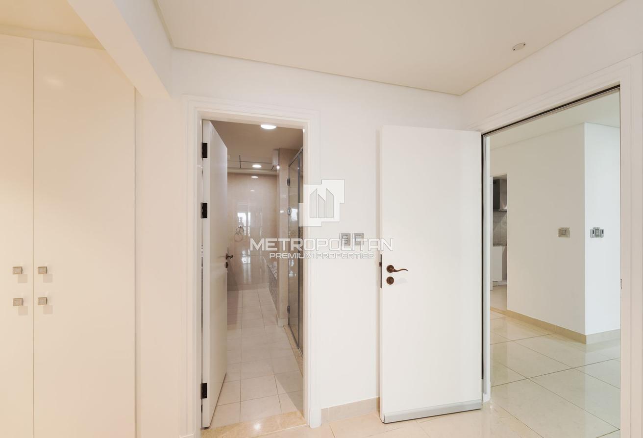 Spacious | Unfurnished | Beach | Palm View| Vacant photo 16