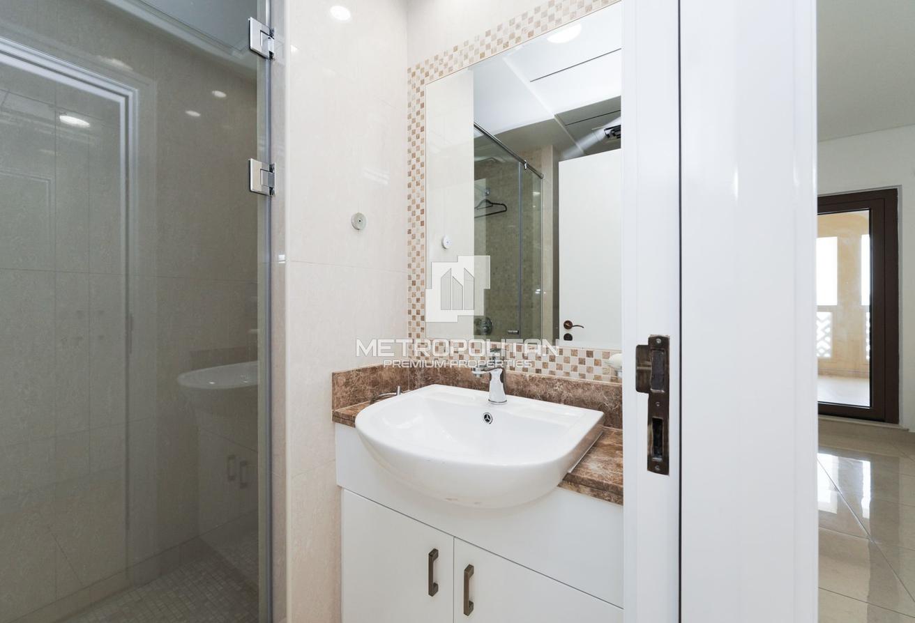Spacious | Unfurnished | Beach | Palm View| Vacant photo 24