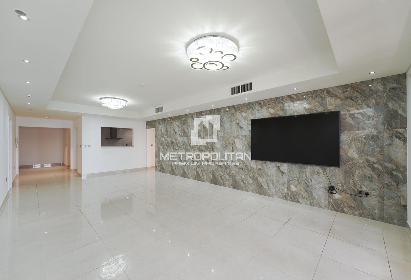 Spacious | Unfurnished | Beach | Palm View| Vacant photo 3