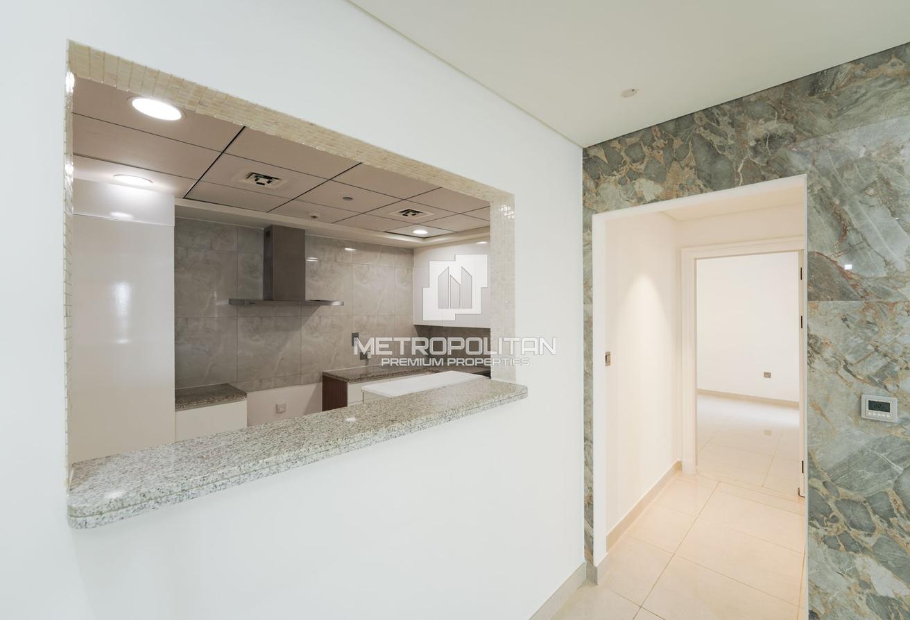 Spacious | Unfurnished | Beach | Palm View| Vacant photo 5
