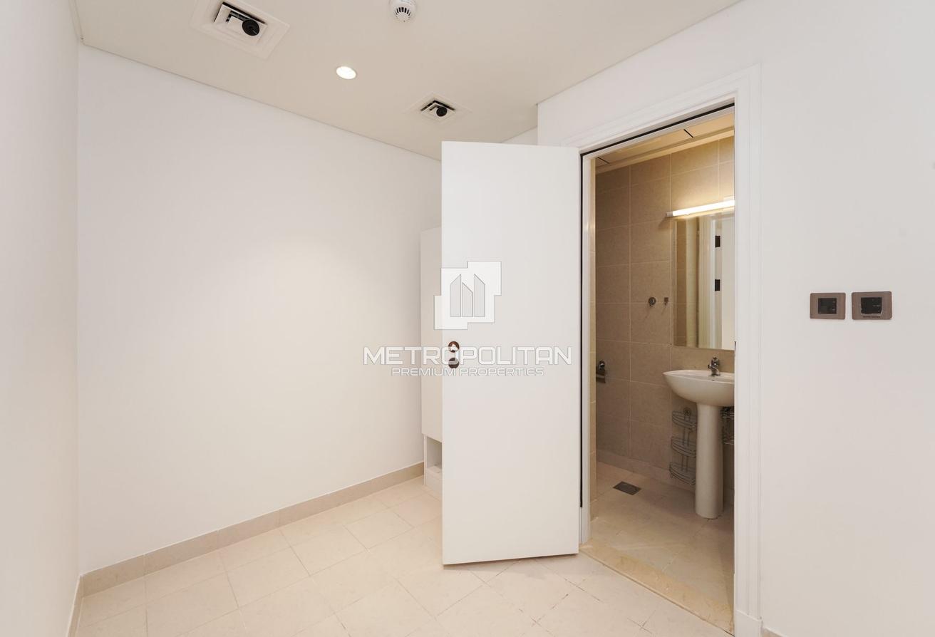 Spacious | Unfurnished | Beach | Palm View| Vacant photo 25