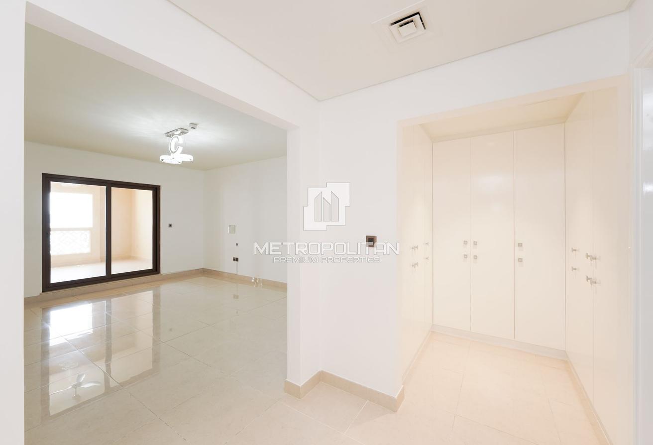 Spacious | Unfurnished | Beach | Palm View| Vacant photo 10