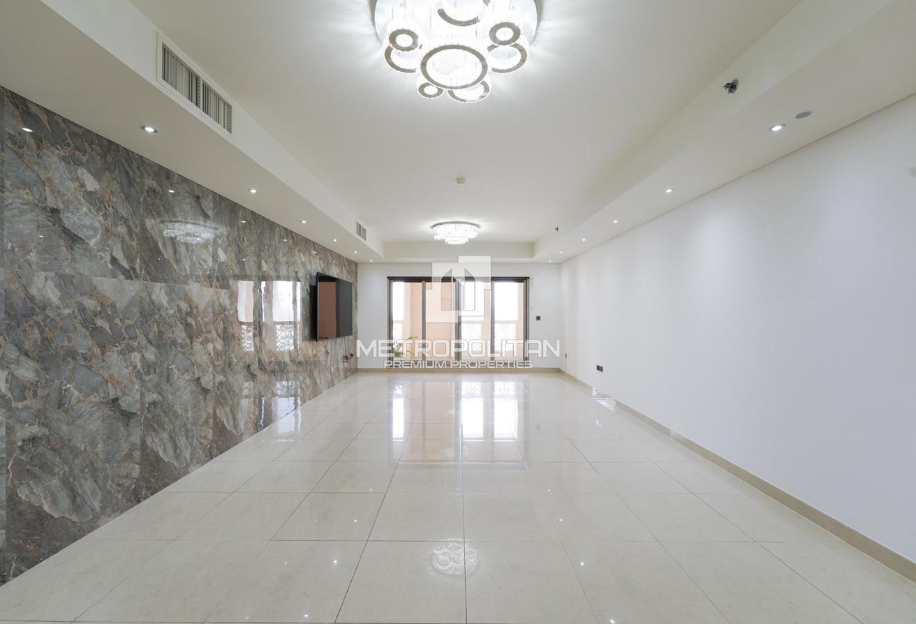 Spacious | Unfurnished | Beach | Palm View| Vacant photo 2