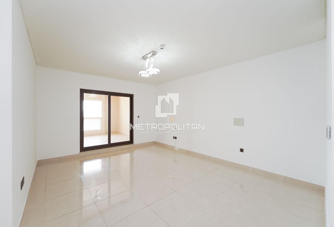 Spacious | Unfurnished | Beach | Palm View| Vacant photo 14