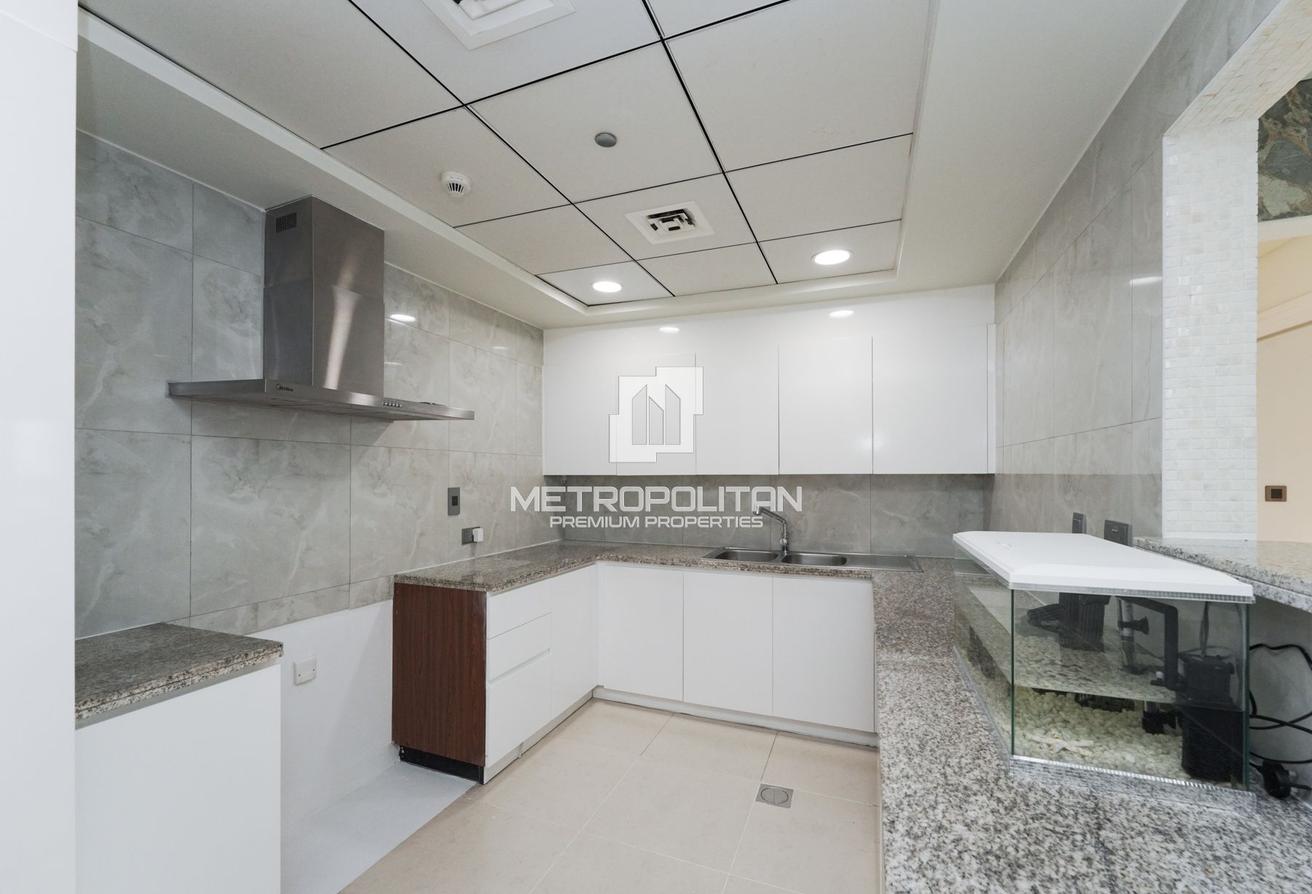 Spacious | Unfurnished | Beach | Palm View| Vacant photo 7