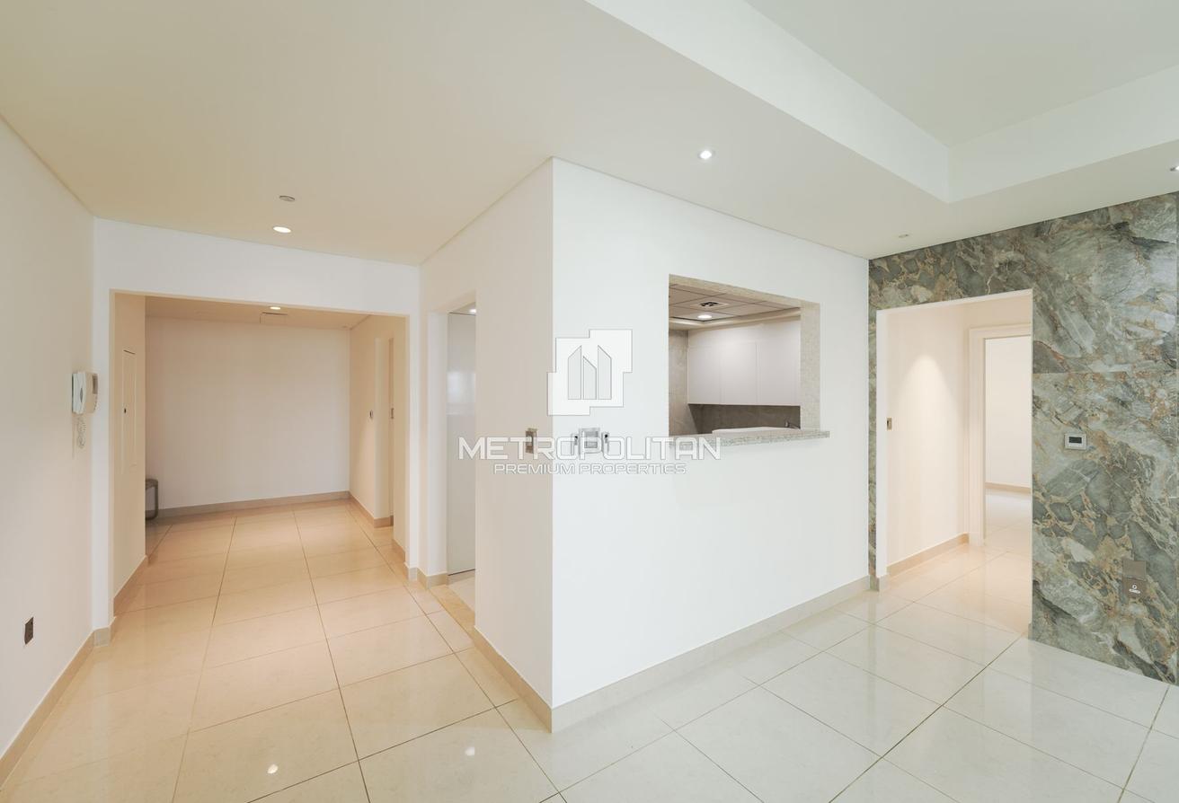 Spacious | Unfurnished | Beach | Palm View| Vacant photo 4