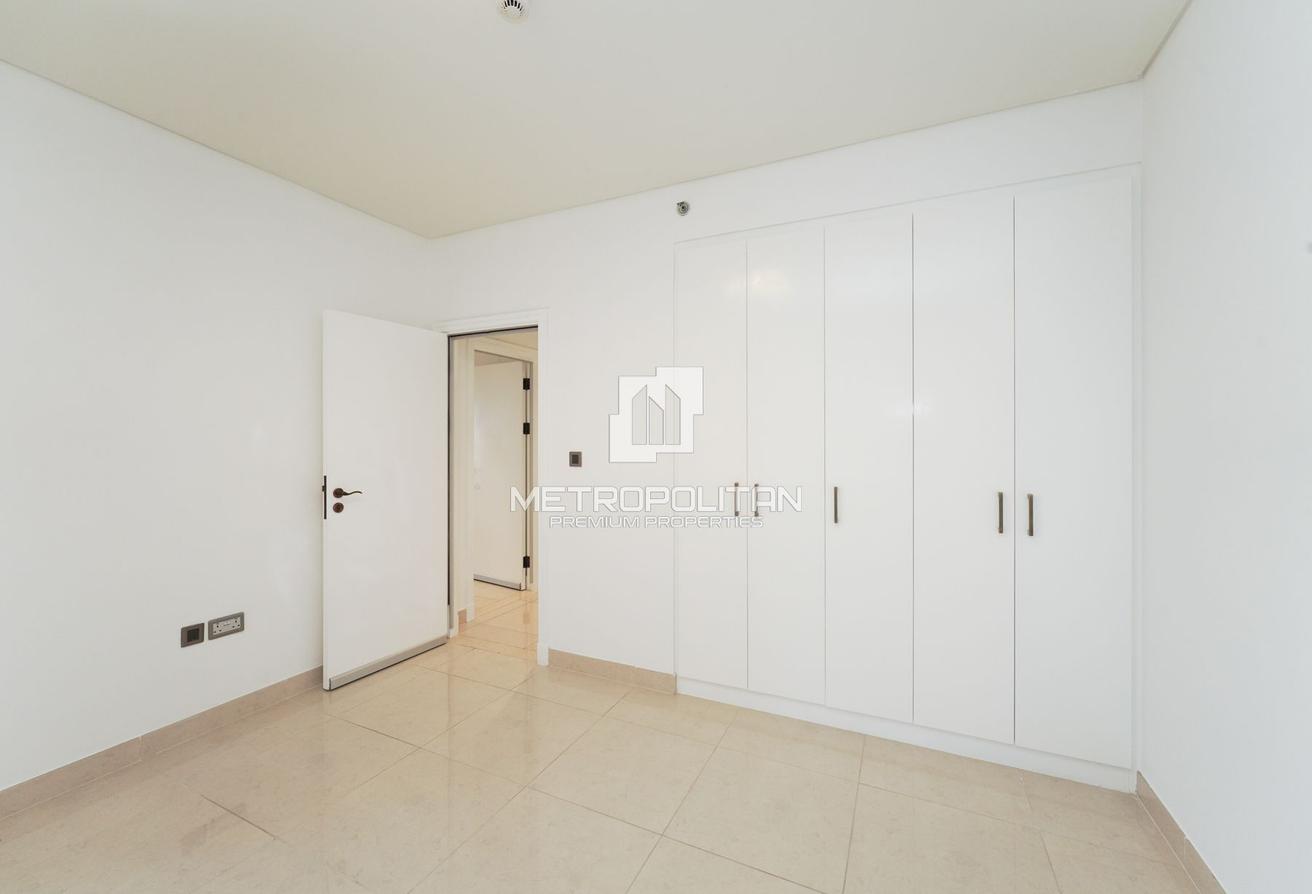 Spacious | Unfurnished | Beach | Palm View| Vacant photo 23