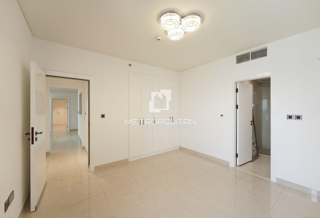 Spacious | Unfurnished | Beach | Palm View| Vacant photo 22