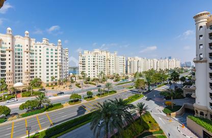 Apartment - 3 Bedrooms - 3 Bathrooms for rent in Al Tamr - Shoreline Apartments - Palm Jumeirah - Dubai