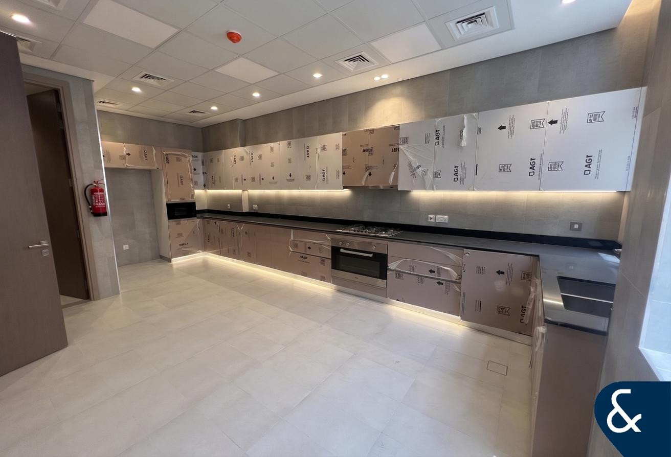 6 Bed | Private Pool | Elevator | Brand New photo 5
