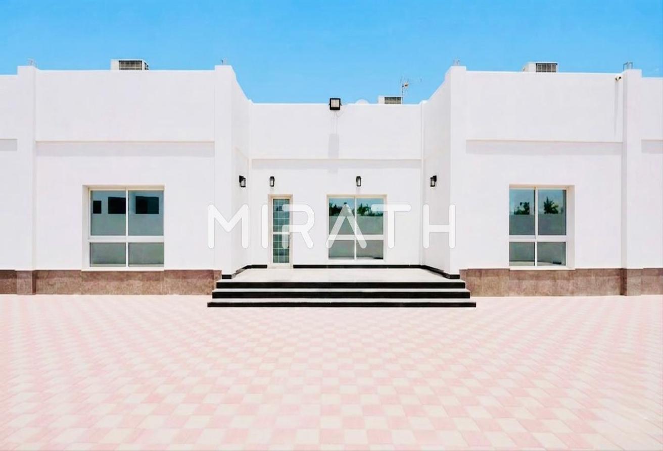 NEW SPACIOUS VILLA | HUGE BACKYARD photo 2