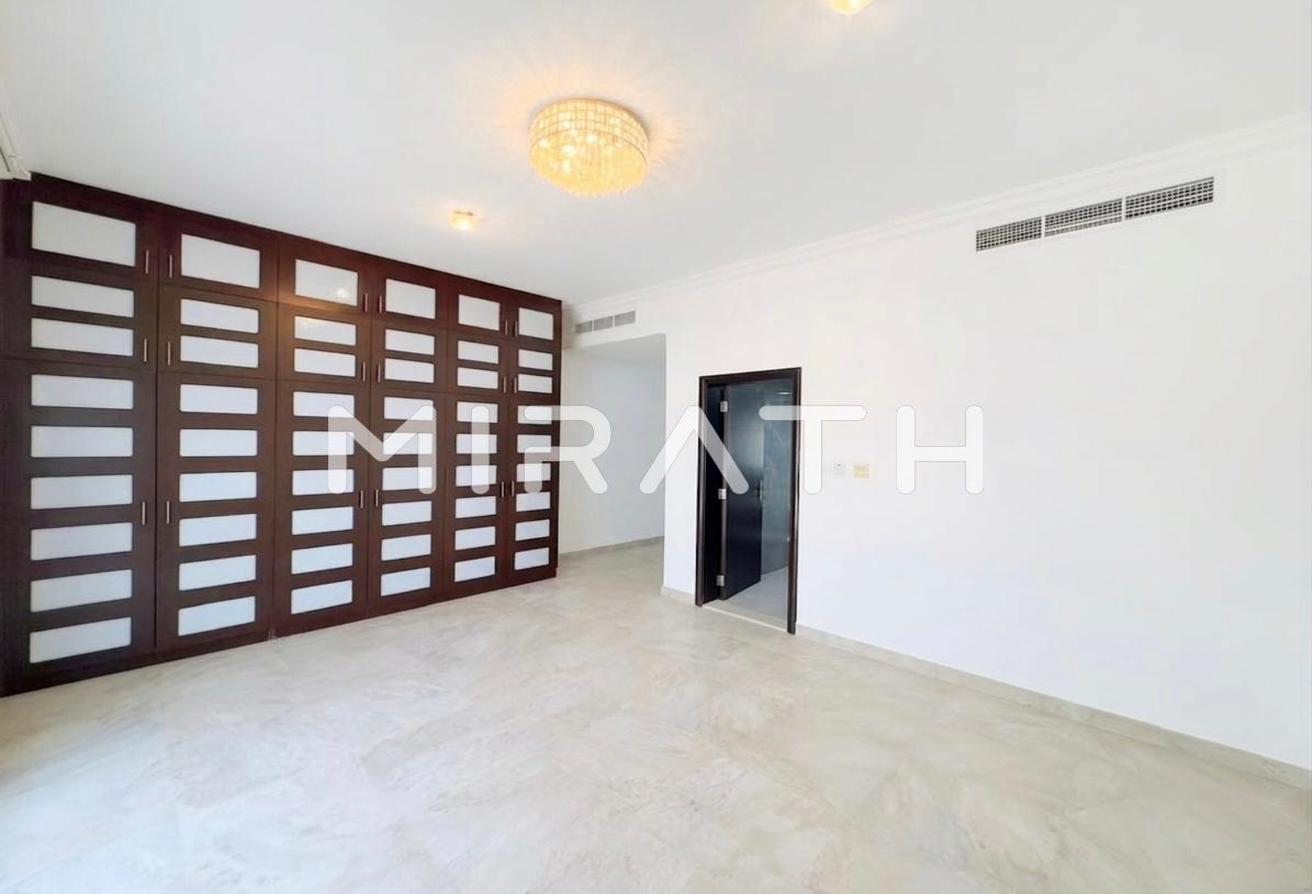 NEW SPACIOUS VILLA | HUGE BACKYARD photo 14