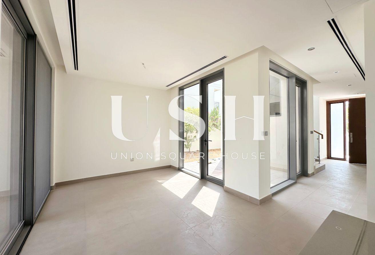 Luxury Family Villa | Spacious Layout | Vacant photo 2
